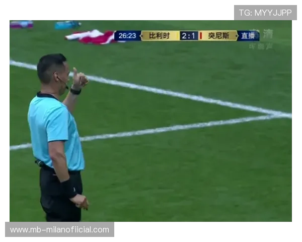 卢卡库强势起跳完成头顶攻门——力与美的完美结合