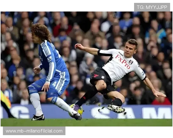 切尔西前锋禁区内抢点打进关键球